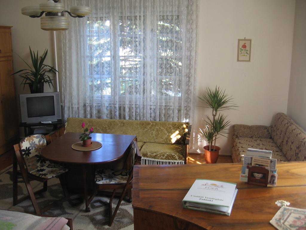 Csaladi Vendeghaz Διαμέρισμα Έγκερ Δωμάτιο φωτογραφία